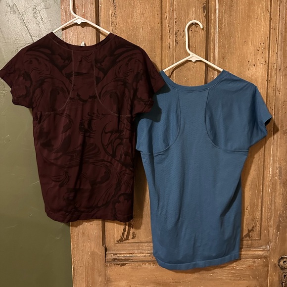 Bundle of 2 Subtle Patterned Large Athleta Momentum Tops in Burgundy & Teal - Picture 2 of 12